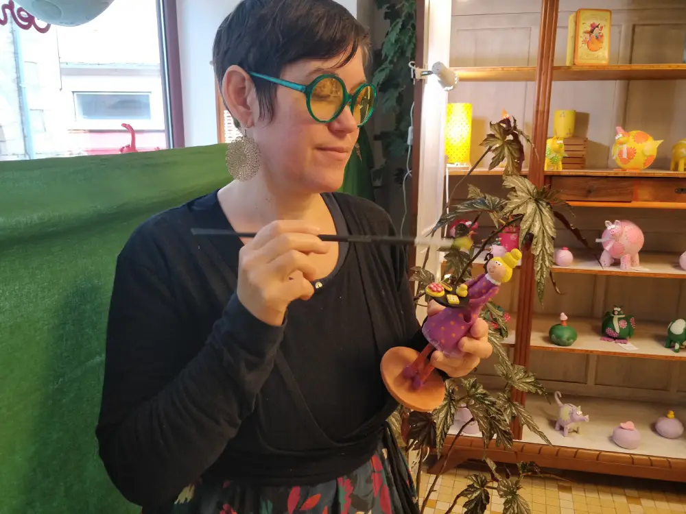 Laure Laforge en train d'entretenir une pièce en céramique dans son atelier boutique au cOchOn dingue !