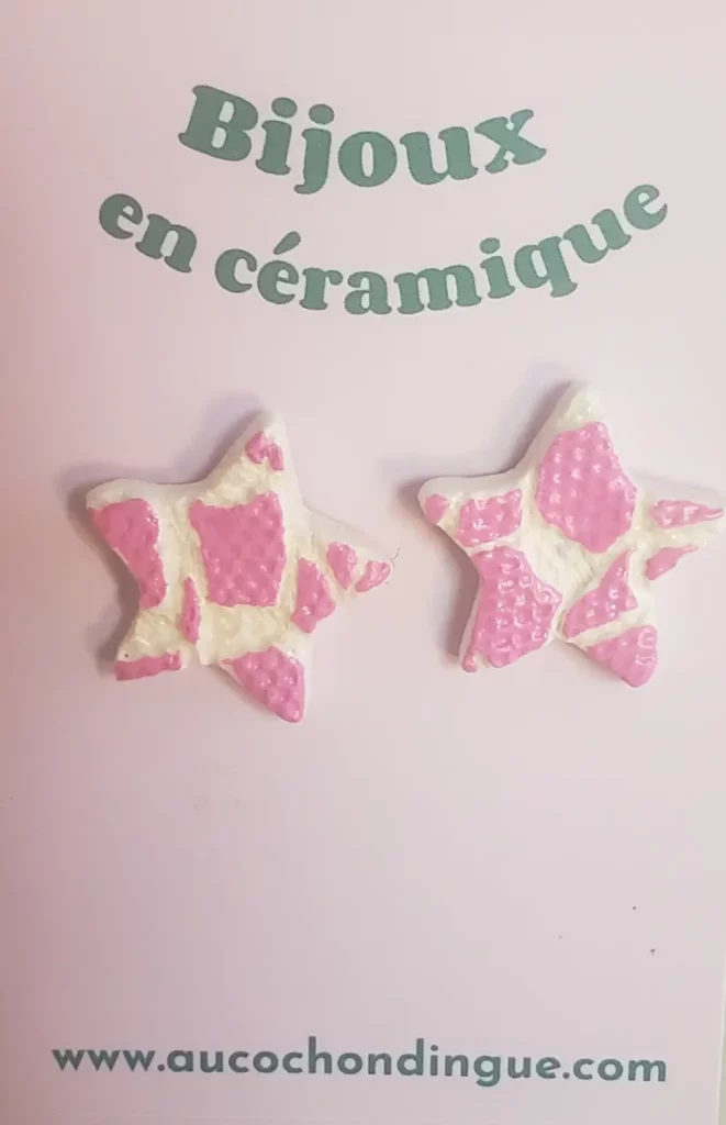 boucles d'oreille en céramique en forme d'étoiles, rose et blanc.