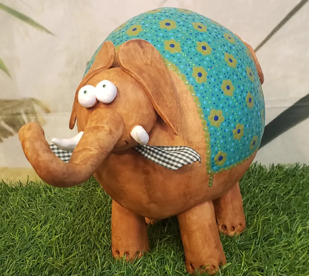 Gros éléphant en céramique décoré à l'acrylique avec un tapis style indien peint sur le dos.